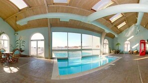 Outdoor pool - Quality Inn (London)