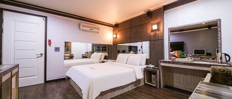 Standard Double Room | Free minibar, desk, soundproofing, free WiFi