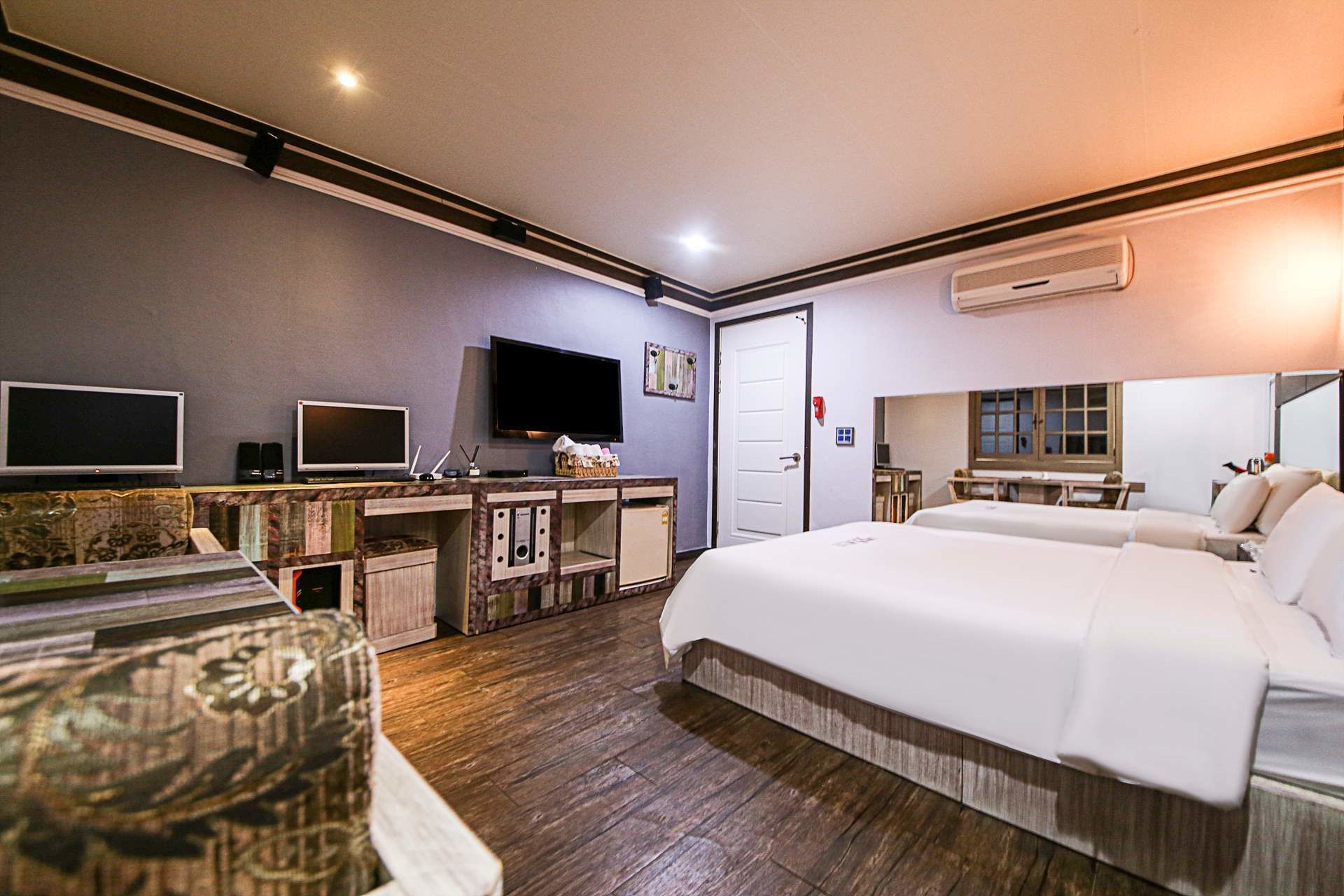 standard double room | free minibar, desk, soundproofing, free wifi