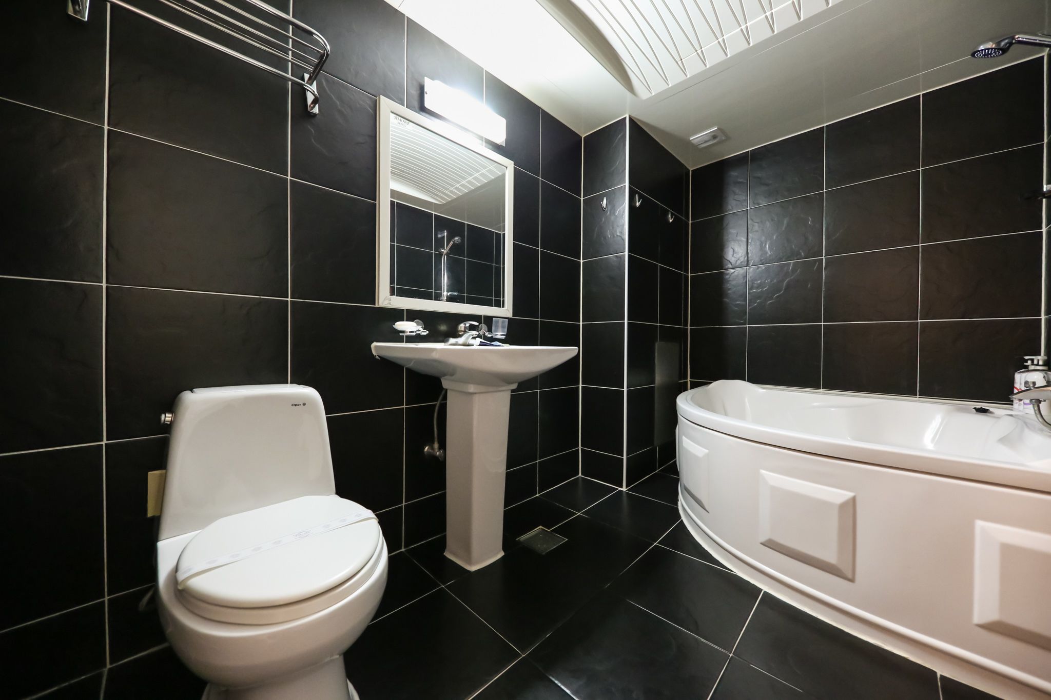 尊榮雙人房 | 浴室 | 淋浴/浴缸二合一、全浸式浴缸、免費盥洗用品、吹風機