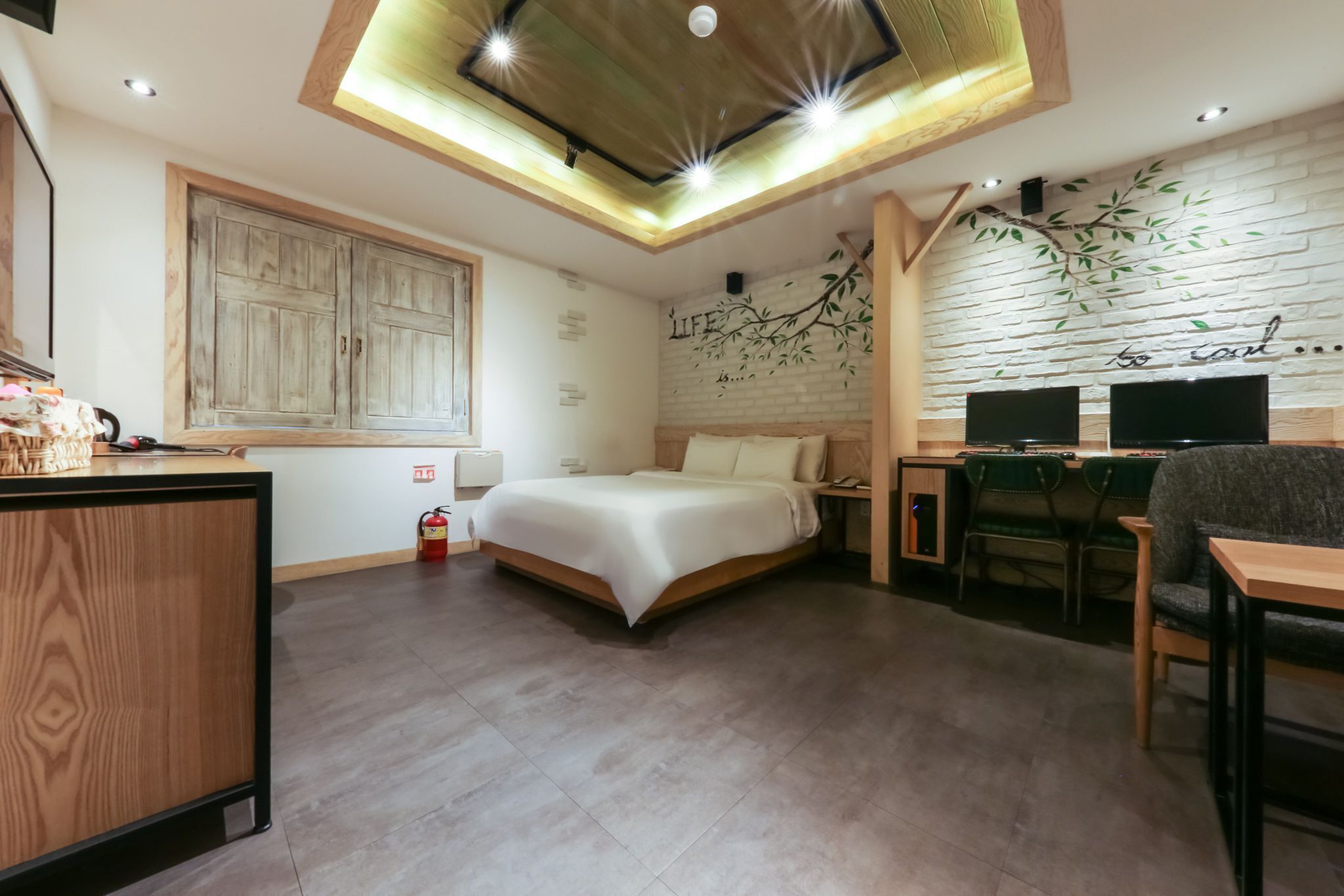 Minibar con artículos gratuitos, escritorio y sistema de insonorización 