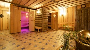 A wooden interior with a checkered floor, benches, and a sauna area with a pink light. - Hotel NEUE HÖHE (Klingenberg)