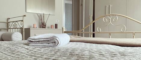 Meja kerja, kedap suara, Wi-Fi gratis, dan seprai linen