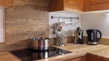 Frigorífico, microondas, horno y lavavajillas