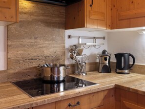 Frigorífico, microondas, horno y lavavajillas