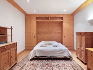 4 dormitorios, escritorio, tabla de planchar con plancha y Internet