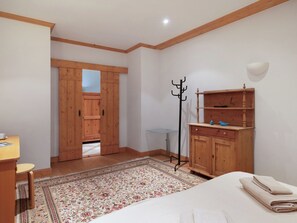 4 slaapkamers, een bureau, een strijkplank/strijkijzer, internet