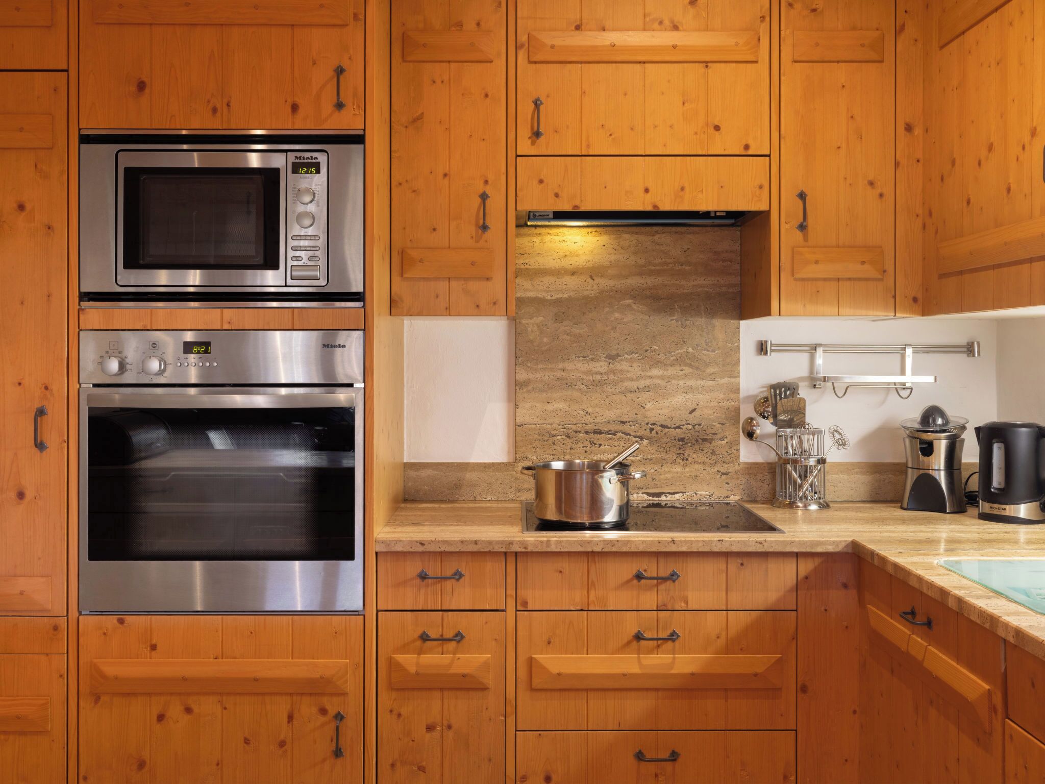 Kühlschrank, Mikrowelle, Ofen, Geschirrspüler