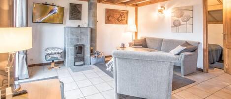 Een televisie en een open haard