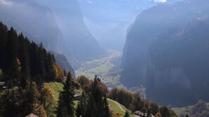 A valley with mountains, houses, and trees. - Rose Studio Y by Interhome (Wengen)