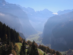 A valley with mountains, a small house, and a road. - Rose Studio Y by Interhome (Wengen)