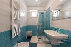Dusche, Haartrockner, Bidet, Handtücher