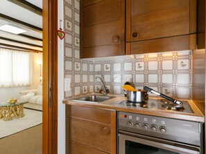 Kühlschrank, Ofen, Geschirrspüler, Kochgeschirr/Geschirr/Besteck