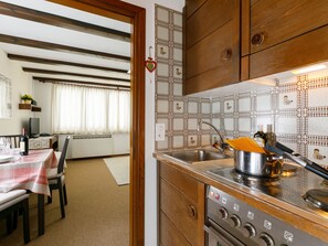 Kühlschrank, Ofen, Geschirrspüler, Kochgeschirr/Geschirr/Besteck