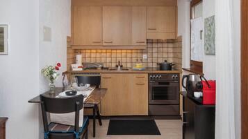 Fridge, oven, cookware/dishes/utensils