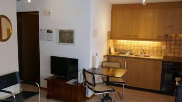 Réfrigérateur, four, batterie de cuisine, vaisselle et ustensiles