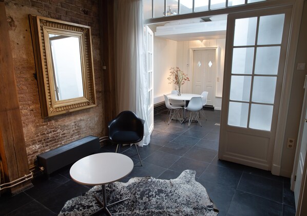 Dining - Apartment in 17th century Monument near Amsterdam (Monnickendam)