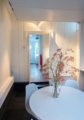 Dining - Apartment in 17th century Monument near Amsterdam (Monnickendam)