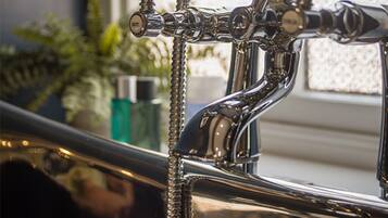Marfield Room | Bathroom | Free toiletries, towels