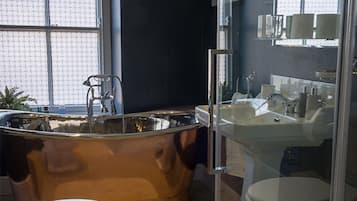 Marfield Room | Bathroom | Free toiletries, towels