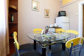 1 bedroom, iron/ironing board, free WiFi, bed sheets - Home-Hotel Lva Tolstogo 5A (Kyiv)
