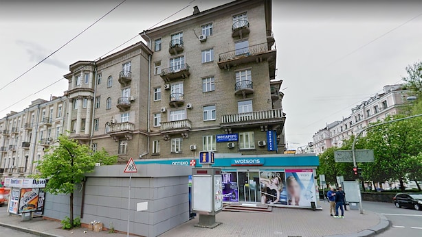 En byggnad med flera våningar, balkonger, en tydlig entré och en skylt med texten ”HOTAPIYC”.