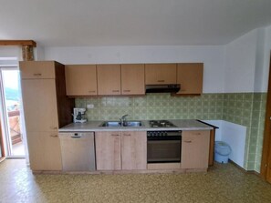 Kühlschrank, Ofen, Kochgeschirr/Geschirr/Besteck