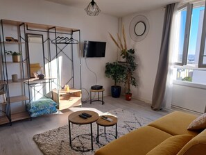 TV - FULL HOUSING 3 - 4 persons (Nîmes)