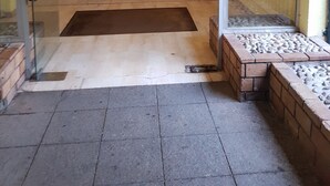 De ingang van een gebouw met een bord waarop 'LA GARRIGADO' staat.