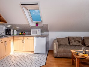 Kühlschrank, Mikrowelle, Ofen, Kochgeschirr/Geschirr/Besteck