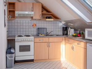 Kühlschrank, Mikrowelle, Ofen, Kochgeschirr/Geschirr/Besteck