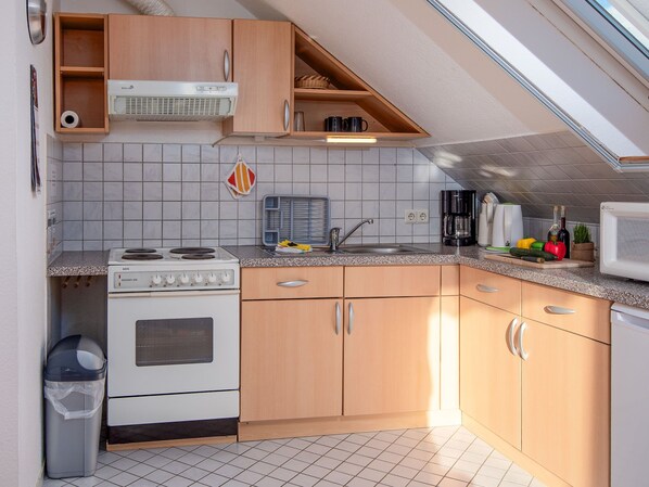 Kühlschrank, Mikrowelle, Ofen, Kochgeschirr/Geschirr/Besteck