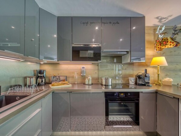 Frigorifero, microonde, forno, lavastoviglie