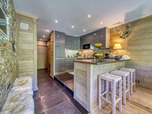 Een koelkast, een magnetron, een oven, een vaatwasser