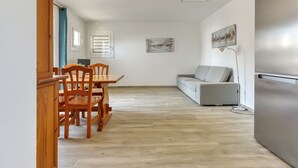 Eine moderne Küche mit Einbaukühlschrank, einem Holztisch und Stühlen.