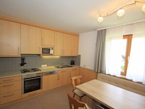 Fridge, oven, dishwasher, cookware/dishes/utensils
