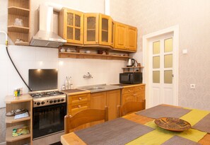 Appartement | Cuisine privée | Réfrigérateur grande capacité avec congélateur, four à micro-ondes