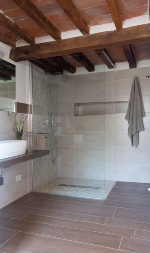 Exclusive Apartment (4) | Bathroom | Shower, rainfall showerhead, free toiletries, hair dryer - Relais Il Furioso (Monte Castello di Vibio)