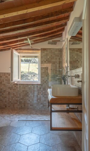 Camera Superior (3) | Bagno | Doccia, soffione a pioggia, set di cortesia gratuito, asciugacapelli