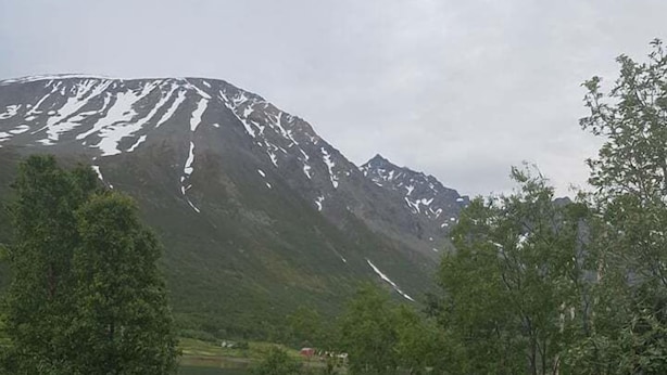 A wooden deck with benches overlooking a mountainous landscape. - Lyngsalpan Cruise Lodge (Lyngen)