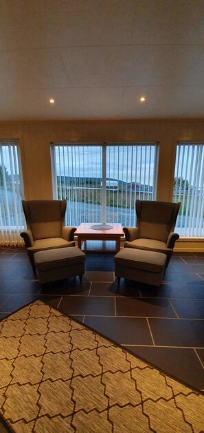 Hytte (Lenangstinden) | Spiseområde på rommet