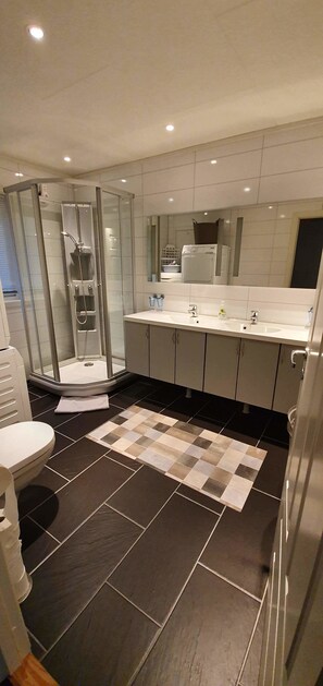 Cabaña (Lenangstinden) | Baño | Regadera, amenidades de baño gratuitas, secadora de cabello, toallas 
