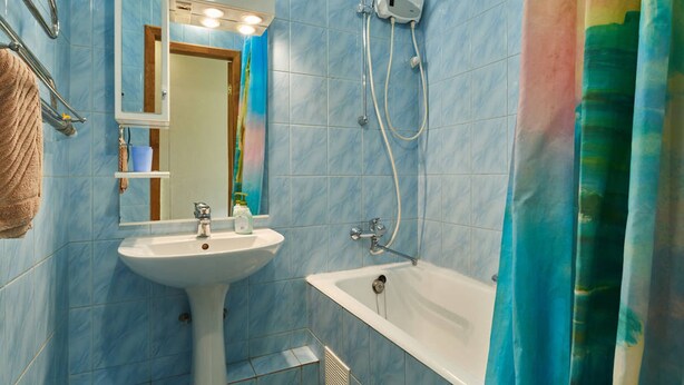 A bathroom with a sink, mirror, and bathtub. - Home-Hotel Malaya Zhitomirskaya 10-1 (Kyiv)