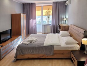 1 bedroom, desk, iron/ironing board, free WiFi - Home-Hotel Malaya Zhitomirskaya 10-1 (Kyiv)
