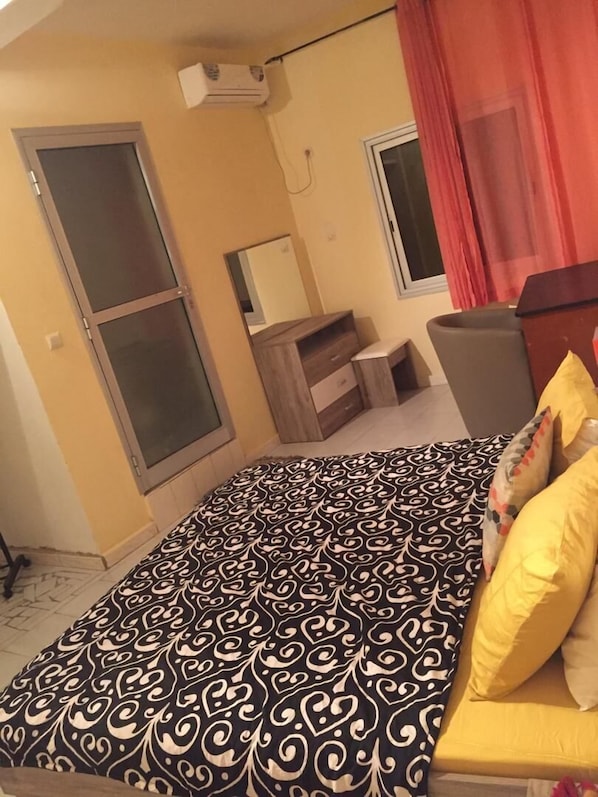 Apartment, 2 Bedrooms | Desk, blackout curtains, free WiFi, bed sheets - Residence Mbissine (Dakar)