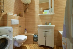 Appartement | Salle de bain | Baignoire, articles de toilette gratuits, serviettes fournies