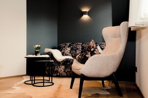 Minibar, escritorio y ropa de cama 