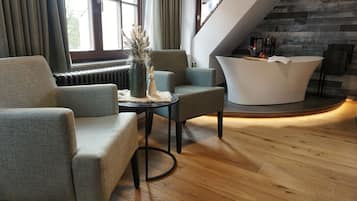 Deluxe Double Room | Minibar, desk, bed sheets