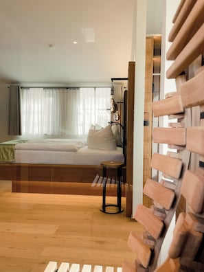 Panoramic Suite, City View | Minibar, desk, bed sheets - Altstadt-Hotel (Freiberg)