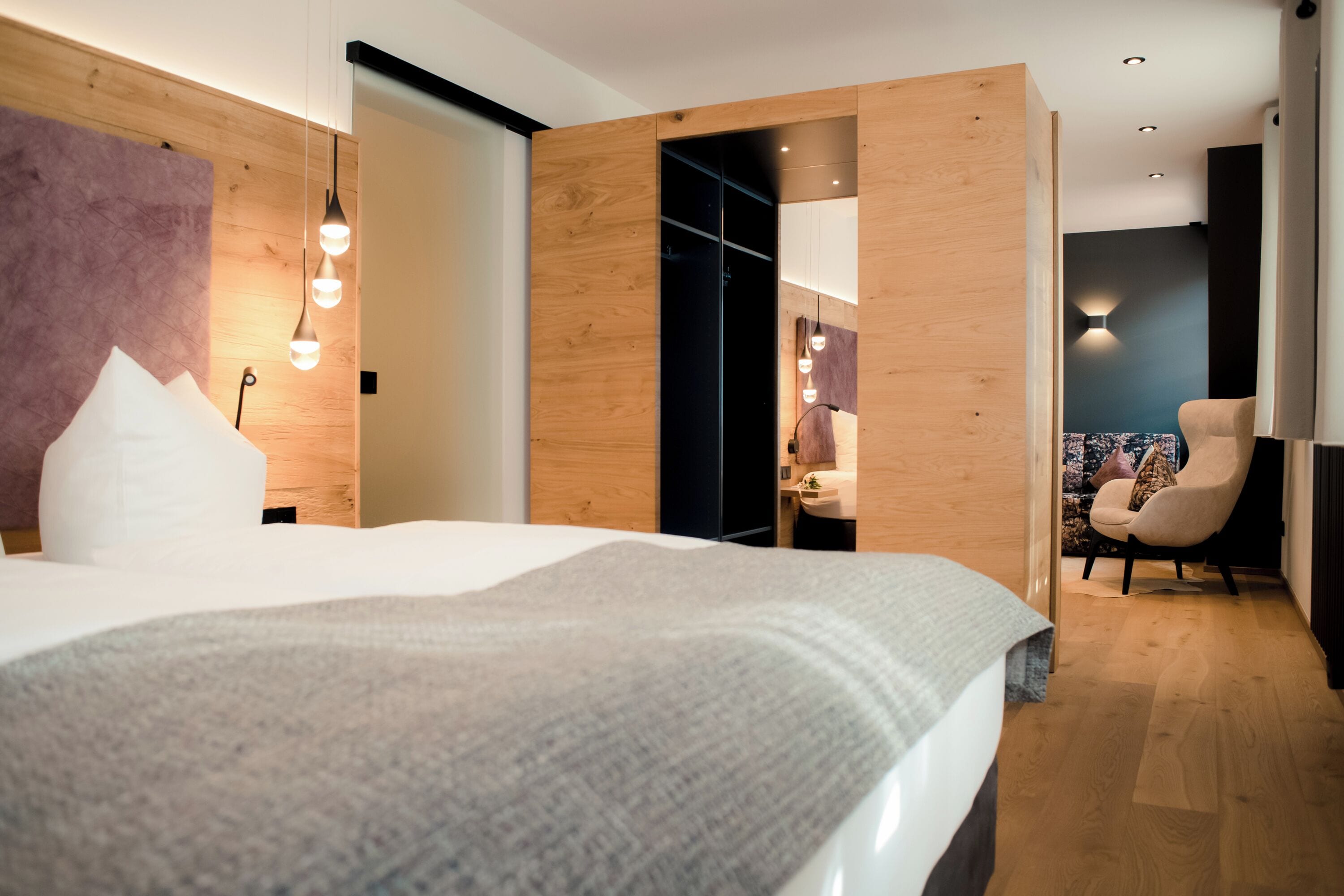 Junior Suite | Minibar, desk, bed sheets